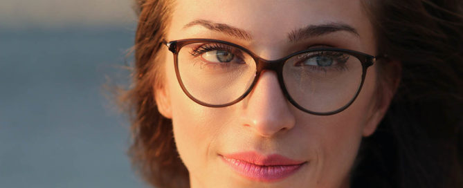 6 jel, hogy szemüvegszáras hallókészülék való neked!